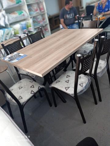 Conjunto de mesa 6 cadeiras