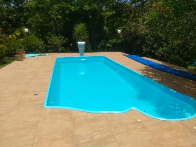 Linda piscina fibra de vidro azul, branca 9,15m