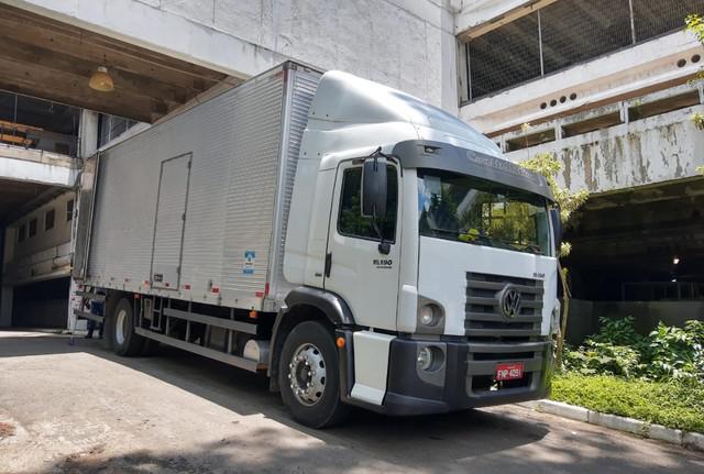 Fretes mudanças caminhão baú 8 metros