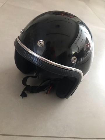 Capacete preto em perfeito estado