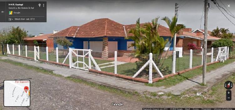 Casa de esquina com 4 quartos, 3 banheiros, garagem em