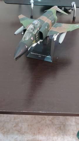 Miniatura de aviao de caça