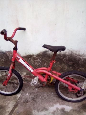 Bicicleta infantil e patinete usados precisando de uns