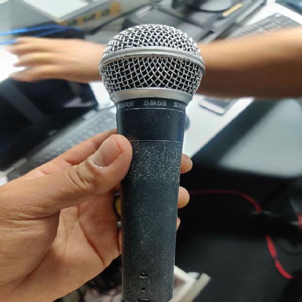 Microfone shure sm 58.