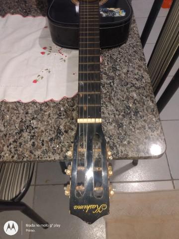 Violão de marca Kashima.