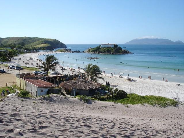 Aluga-se apartamento cabo frio p/temporadas a 300 metros da