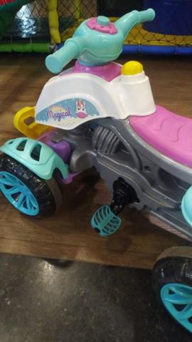 Carrinho de passeio infantil empurrador pedal criança