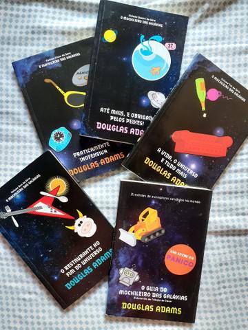 Kit livros douglas adams - o mochileiro das galáxias