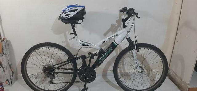 Bicicleta aro 26 com capacete. ÓTIMA BIKE