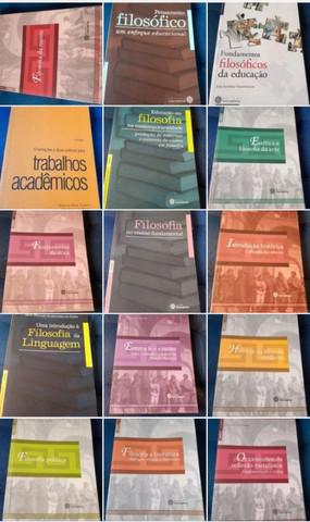 Kit com 22 livros de estudos em filosofia