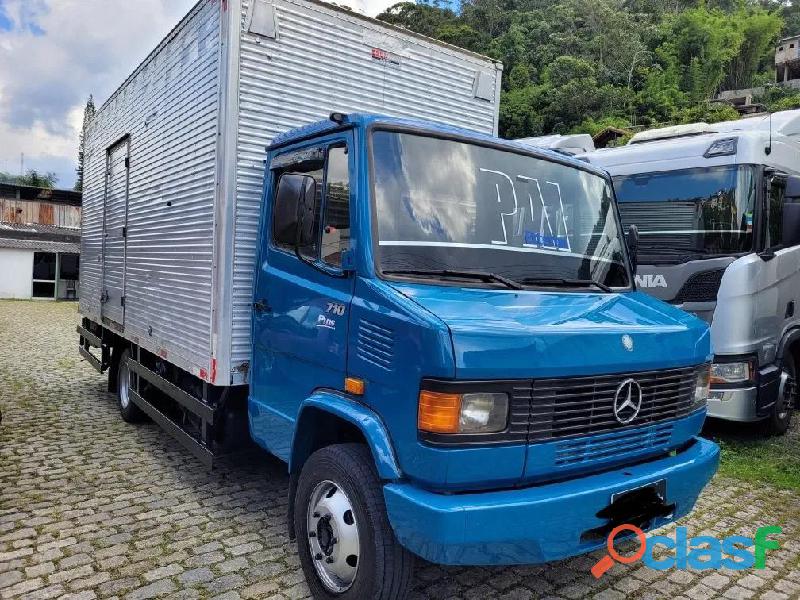 Caminhão mercedes benz 710 baú plus