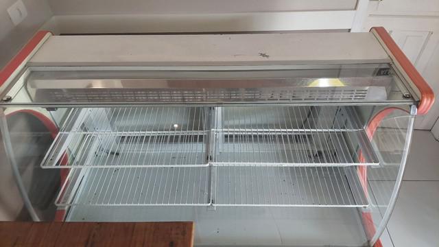 Balcão/vitrine refrigerada gelopar para bebidas e bolos.