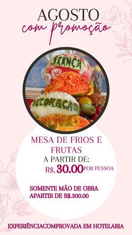 Mesa de frios e frutas