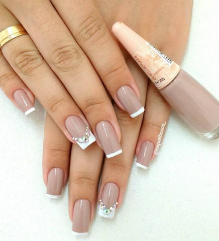 Vaga manicure e cabeleleira