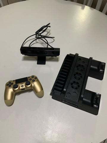 Kit PS4: controle dourado + PS câmera + base carregadora