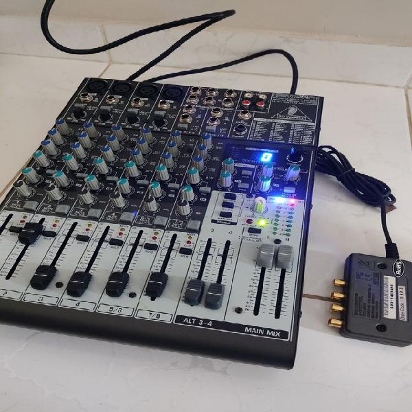 Mesa de som multicanal Behringer com efeitos