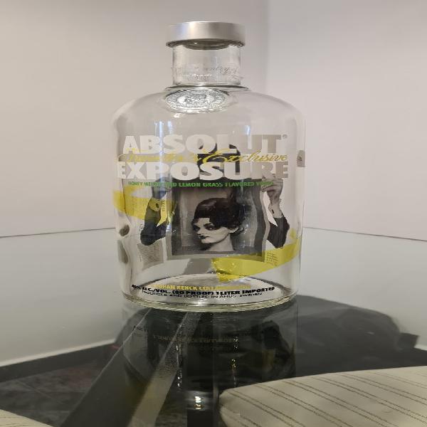 Garrafa absolut vazia exposure travelers exclusive