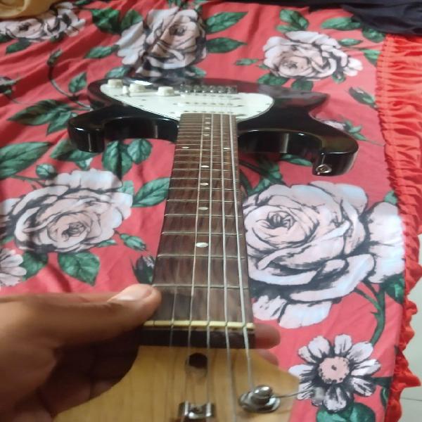 Vendo ou troco essa linda guitarra!