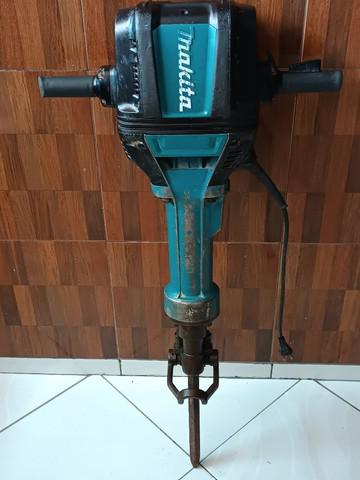 Martelete demolidor makita HM1812-220 R$7500