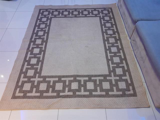 Tapete, cor bege. medidas: 2,40m x 2m