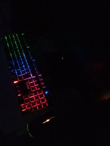 Teclado gamer semi mecânico- semi novo na caixa