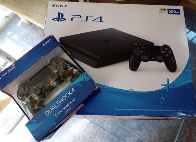 Playstation 4 + 2 jogos + 1 controle camuflado na caixa