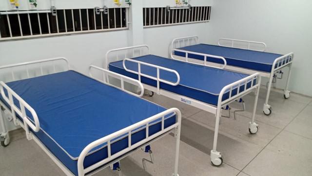 Cama hospitalar de 2 movimentos semi nova