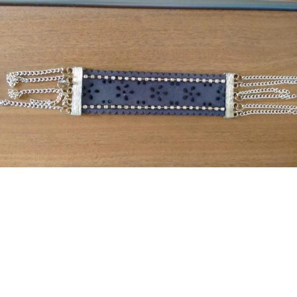 Pulseira feminina em couro com strass e detalhes correntes!