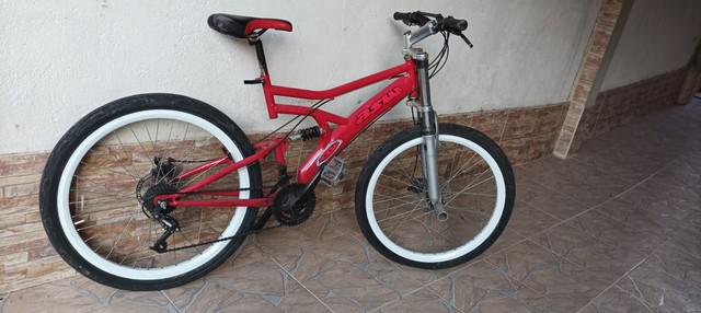 Bicicleta aro 26, semi nova.