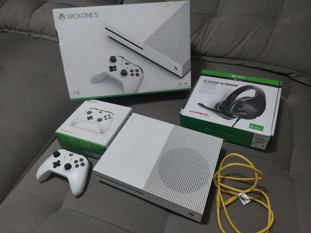 Vendo Xbox one S 1 TB - Muito bem conservado...