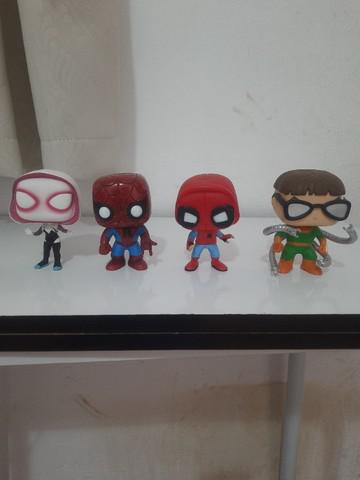 4 funko pop + Dead Pool