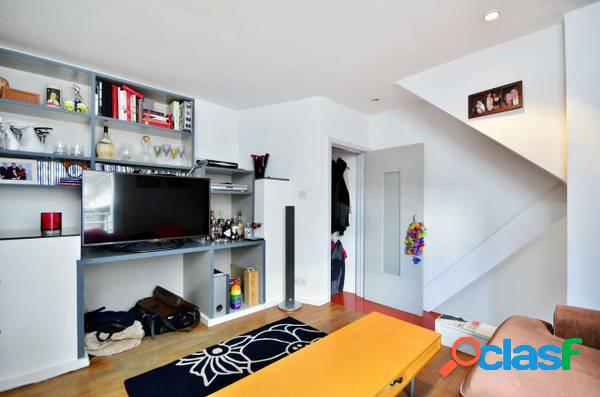 Superb one bedroom flat offers open-plan living space in Islington