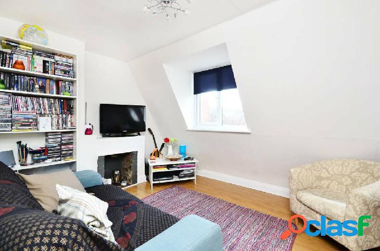 Superb top floor one bedroom flat fully furnished in Whitechapel