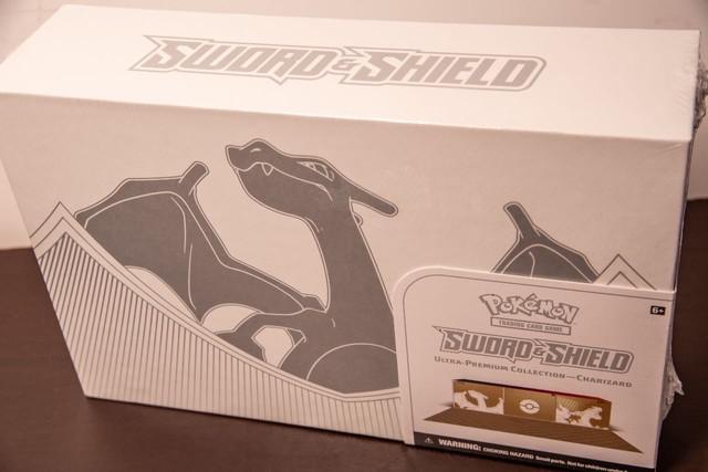 Box Charizard Ultra Premium Collection Americana