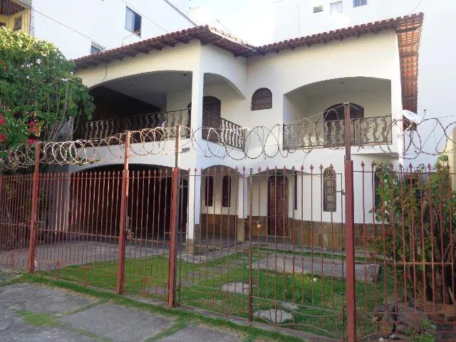 Casa c/ 5 quartos sendo 2 suítes, churrasqueira e 3 vagas