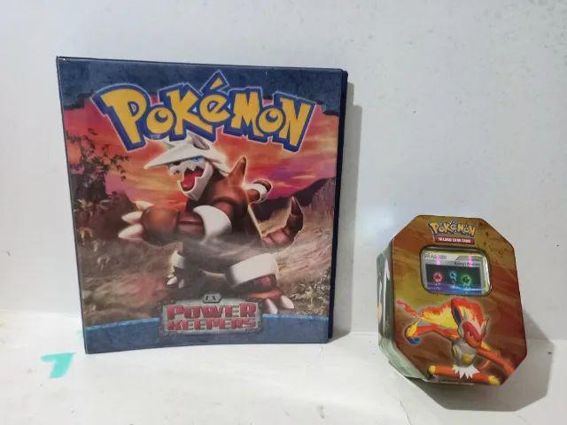 Fichário e lata com cards Pokemon