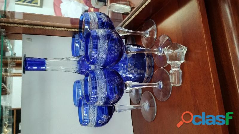 Elegante conjunto taças de cristal azul para vinho