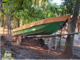 Barco com carretinha e motor