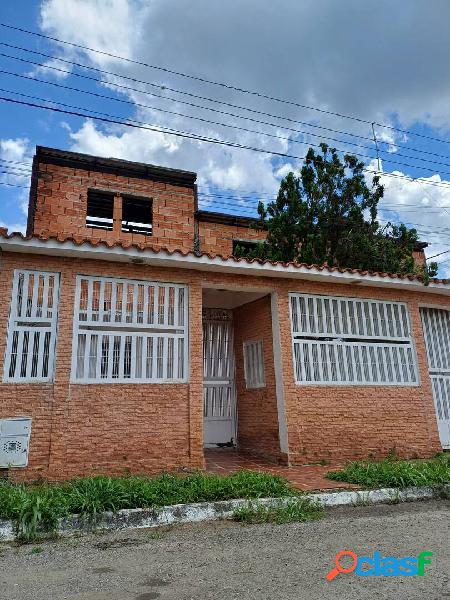 Casa de esquina en venta en Lomas de La Esmeralda. 1