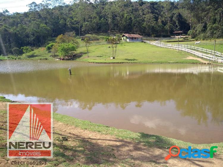 Belo sítio com lagos e pasto