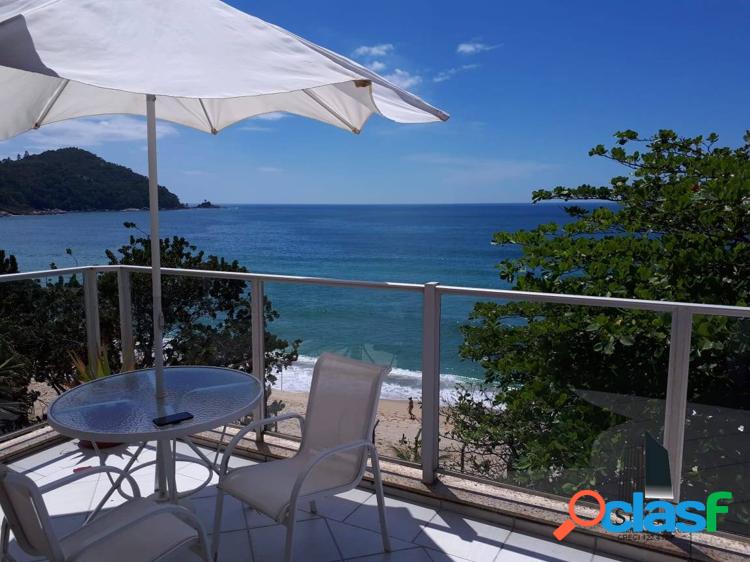 Cobertura duplex frente mar em condomínio pé na areia área central ubatuba