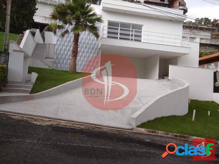 Linda casa em condomínio fechado.