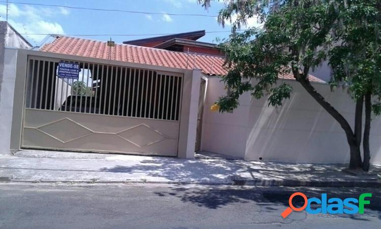 Casa no jardim Terra Branca, 2 quartos, garagem coberta.