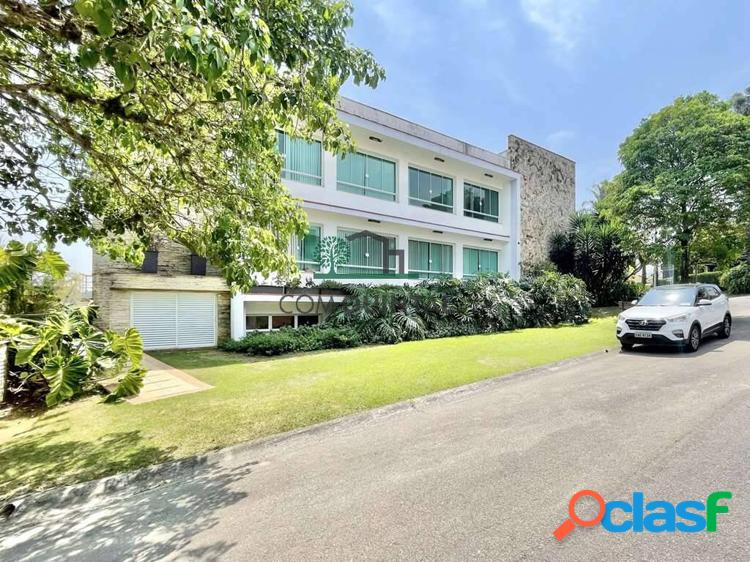 Casa Contemporânea em terreno de esquina com vista para o campo de Golf