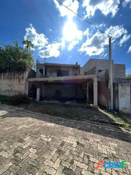 Casa inacabada à venda no Jardim Shangri-lá, em Atibaia/SP.